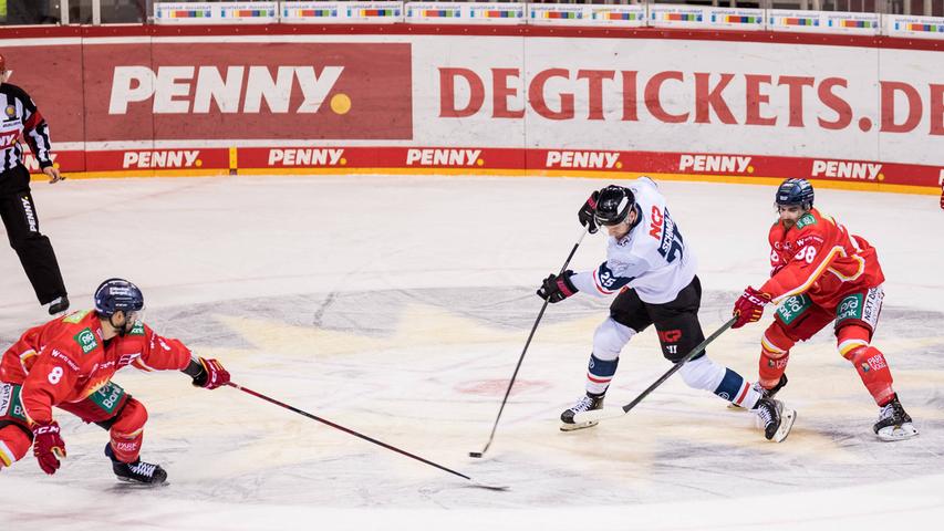 Das 2:0 - Daniel Schmölz schießt - und der Puck kullert über die Linie. Das 2:0 - Daniel Schmölz schießt - und der Puck kullert über die Linie.