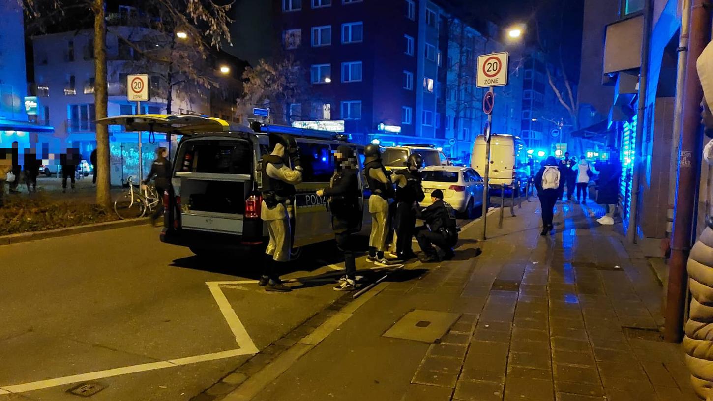 Beamte der Nürnberger Polizei hatten sich auf einen größeren Einsatz vorbereitet. Am Ende war es lediglich eine Auseinandersetzung zwischen zwei Personen. Beamte der Nürnberger Polizei hatten sich auf einen größeren Einsatz vorbereitet. Am Ende war es lediglich eine Auseinandersetzung zwischen zwei Personen.