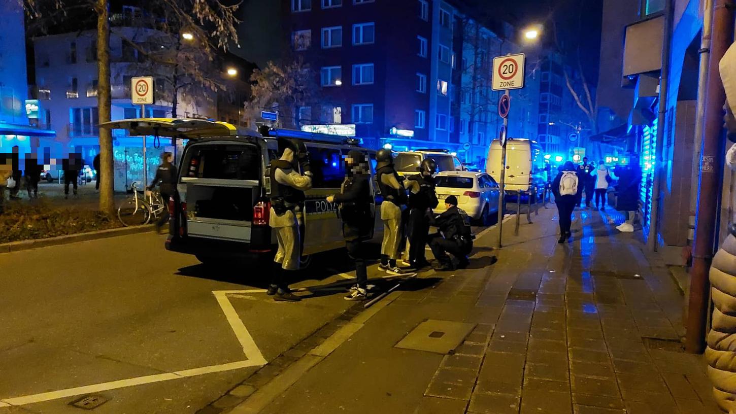 Viel Blaulicht und Polizei in Schutzanzügen - Das war gestern Abend los in Gostenhof