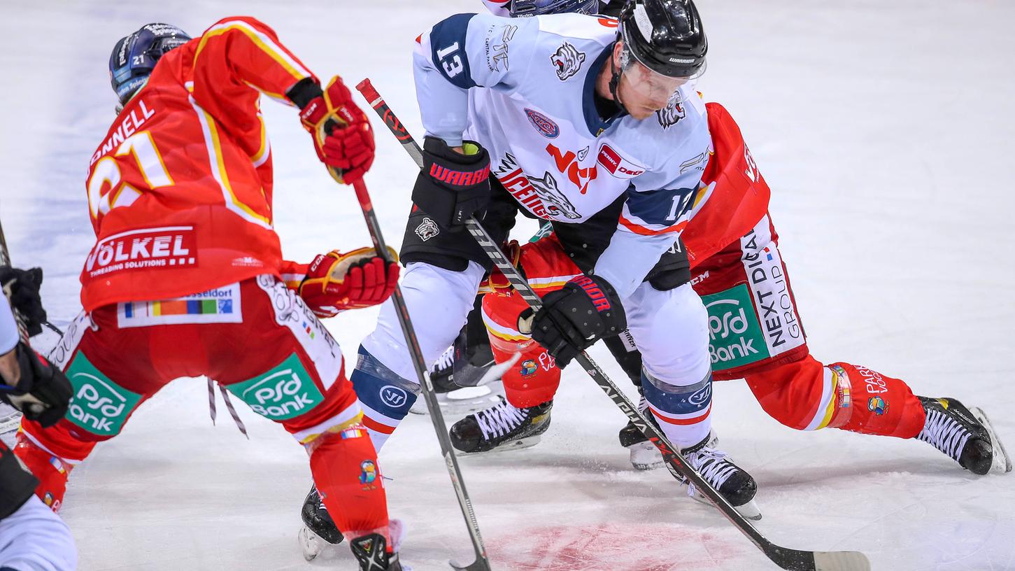 Auf dem Punkt im Puckbesitz? Nein, Ryan Stoa wurde hier nur zufällig auf dem Punkt fotografiert.
Auf dem Punkt im Puckbesitz? Nein, Ryan Stoa wurde hier nur zufällig auf dem Punkt fotografiert.