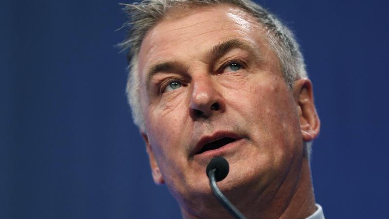 Alec Baldwin bei einer Veranstaltung in Iowa. Ermittler in dem tödlichen Filmdreh im US-Bundesstaat New Mexico arbeiten weiter daran, das Smartphone des Hollywood-Stars zu beschaffen. Alec Baldwin bei einer Veranstaltung in Iowa. Ermittler in dem tödlichen Filmdreh im US-Bundesstaat New Mexico arbeiten weiter daran, das Smartphone des Hollywood-Stars zu beschaffen.