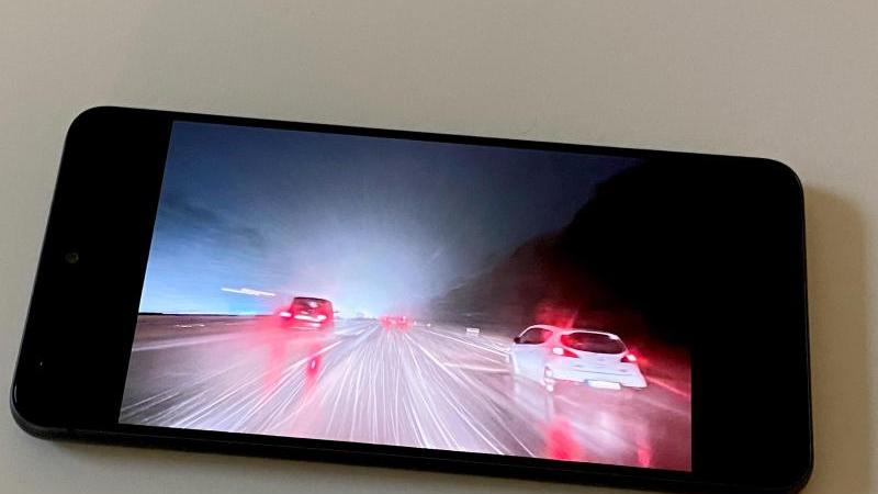 Schön hell, schöne Farben und bis zu 120 Hertz Bildwiederholfrequenz bringt das AMOLED-Display des Galaxy S21 FE 5G zustande. Schön hell, schöne Farben und bis zu 120 Hertz Bildwiederholfrequenz bringt das AMOLED-Display des Galaxy S21 FE 5G zustande.