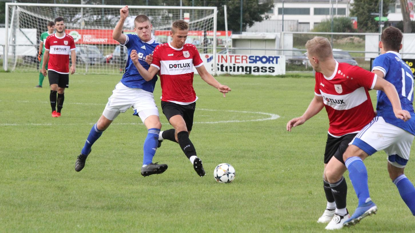 Der Dauerbrenner im Weißenburger Team: Daniel Hofrichter (Mitte, am Ball) hat für den TSV 1860 bislang alle 16 Landesliga-Spiele und 1352 von 1440 möglichen Minuten absolviert. Ihm folgen Marco Jäger (1317 Minuten), Christian Leibhard (1251), Johannes Uhl (1170), Ferat Nitaj (1117) und Maik Wnendt (1095). Für sie und alle anderen TSV-1860-Fußballer startet nun wieder die Vorbereitung.  