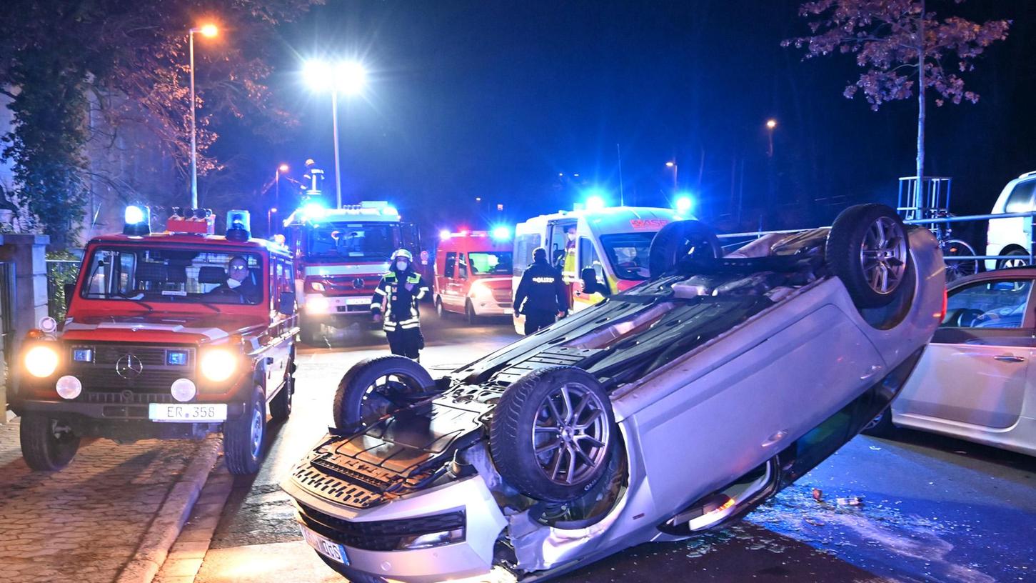 Auf der Rathsberger Straße hat sich ein PKW überschlagen.