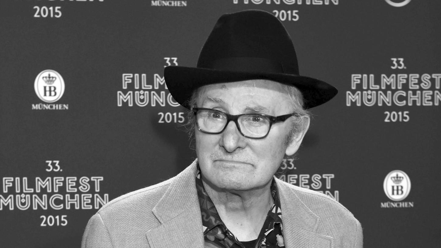 Der Münchner Filmemacher und Schriftsteller Herbert Achternbusch ist tot. Er starb im Alter von 83 Jahren, wie die Stadt München am Donnerstag mitteilte.
Der Münchner Filmemacher und Schriftsteller Herbert Achternbusch ist tot. Er starb im Alter von 83 Jahren, wie die Stadt München am Donnerstag mitteilte.