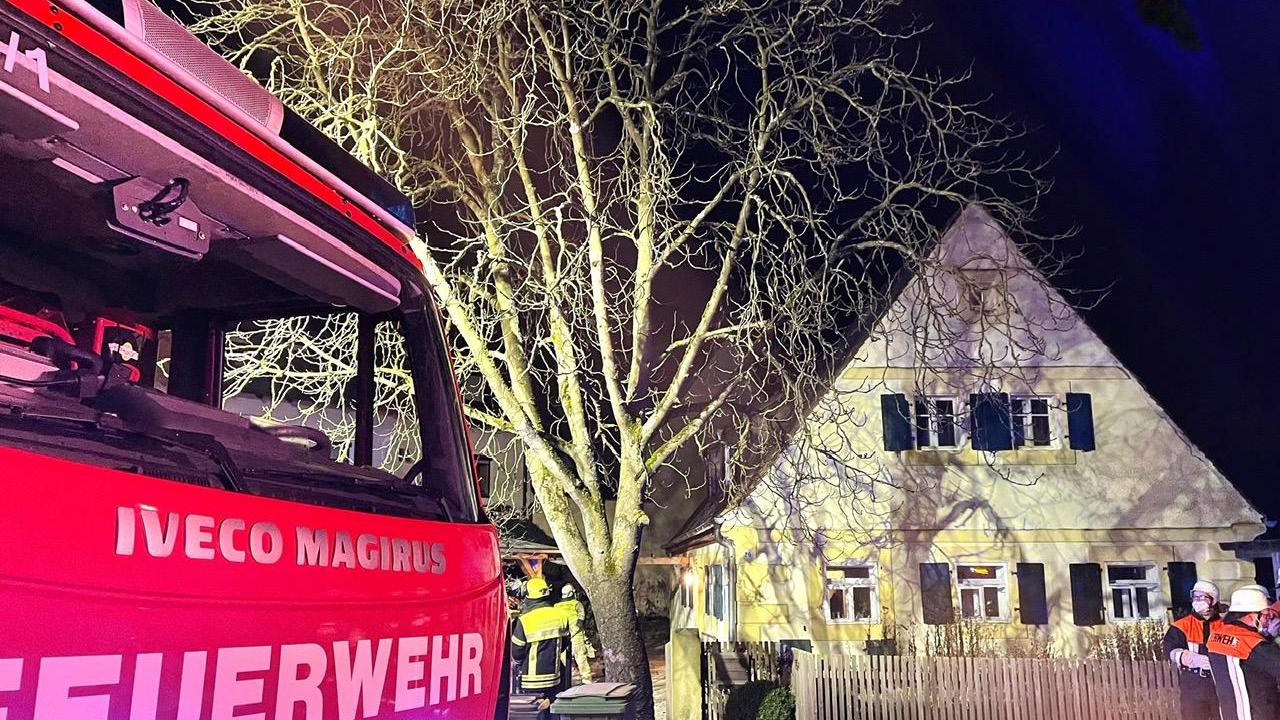 Zu einem Schwelbrand in Kairlindach rückten die Feuerwehren aus.