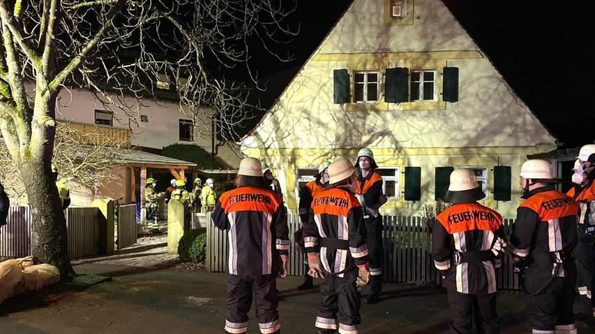 Der Rauchwarnmelder hatte die junge Familie geweckt. Die Feuerwehrleute kamen mit schwerem Atemschutzgerät.