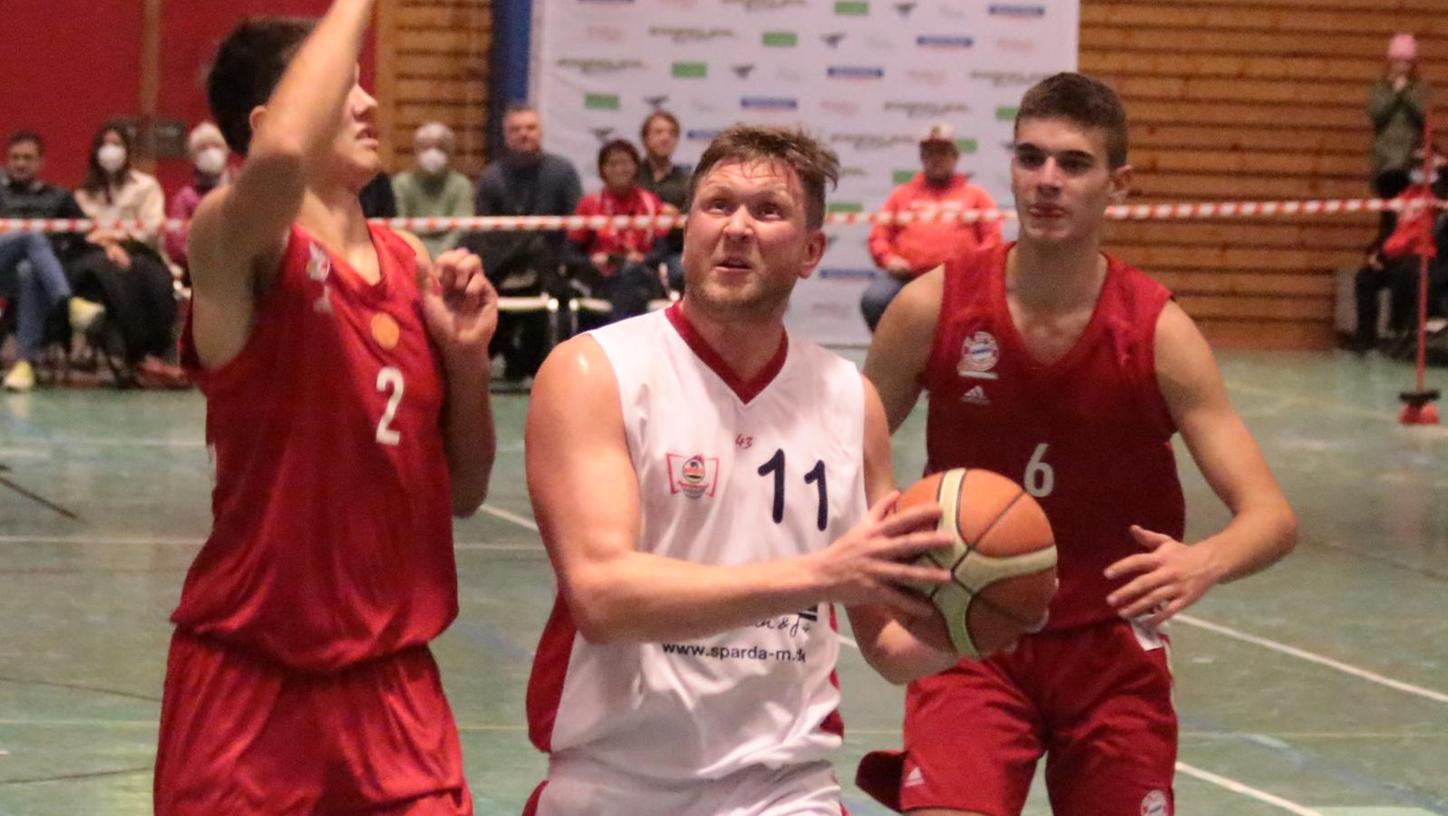 Herber Verlust für die VfL-Baskets: Mit Stefan Schmoll (Mitte, am Ball) fällt der bislang erfolgreichste Treuchtlinger Werfer der laufenden Saison nach einem Zehenbruch mehrere Wochen aus.
 
