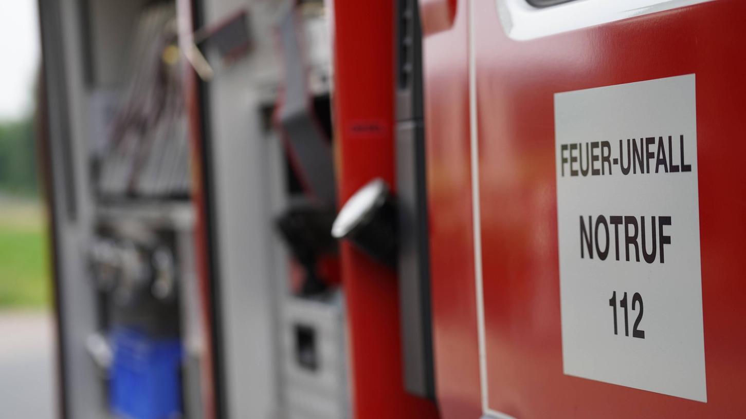 Eine 65-jährige Bewohnerin wurde von der Feuerwehr über den Balkon aus dem Mehrfamilienhaus gebracht. Eine 65-jährige Bewohnerin wurde von der Feuerwehr über den Balkon aus dem Mehrfamilienhaus gebracht.