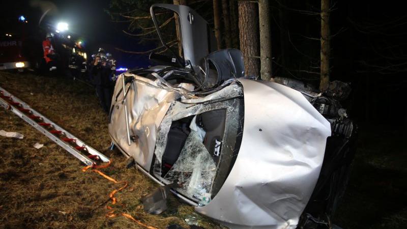 Der Fahrer wurde mit schweren Verletzungen geborgen.    