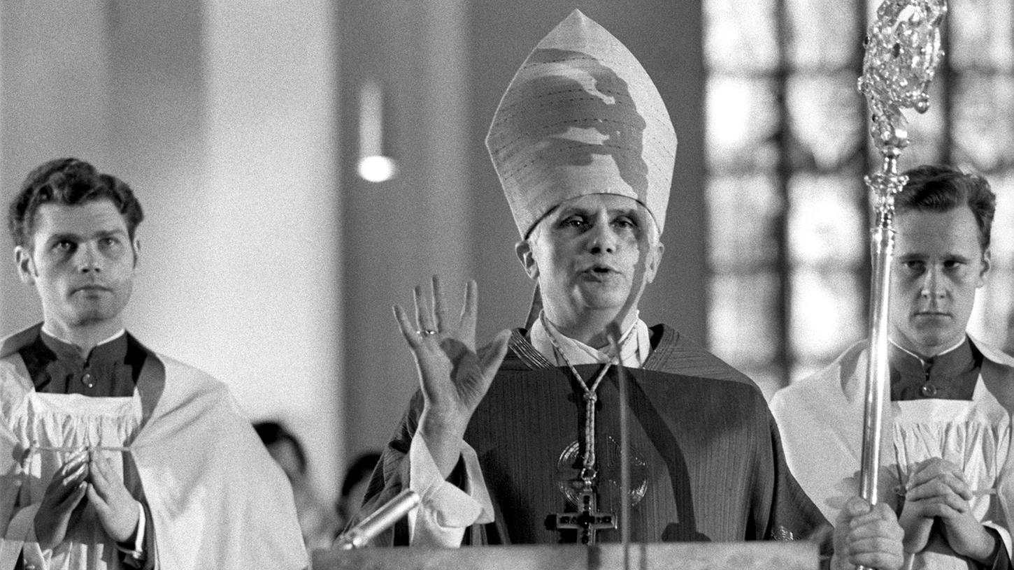 Joseph Ratzinger bei seiner ersten Predigt 1977 nach der feierlichen Weihe zum Erzbischof der Erzdiözese München und Freising im Münchner Liebfrauendom. 