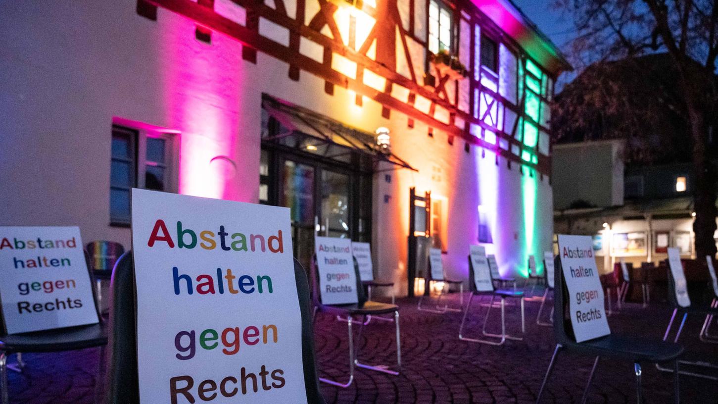 Das Aktionsbündnis "Hip ist bunt" hat am Donnerstagabend auf dem Hilpoltsteiner Marktplatz mit 26 leeren Stühlen gegen die Corona-Spaziergänge.
Das Aktionsbündnis "Hip ist bunt" hat am Donnerstagabend auf dem Hilpoltsteiner Marktplatz mit 26 leeren Stühlen gegen die Corona-Spaziergänge.