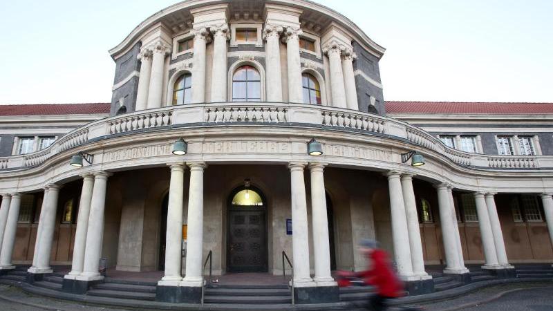 Wissenschaftsbehörde und Bürgerschaft wollen wegen der Corona-Pandemie die Regelstudienzeit an den Hamburger Hochschulen erneut verlängern. Wissenschaftsbehörde und Bürgerschaft wollen wegen der Corona-Pandemie die Regelstudienzeit an den Hamburger Hochschulen erneut verlängern.