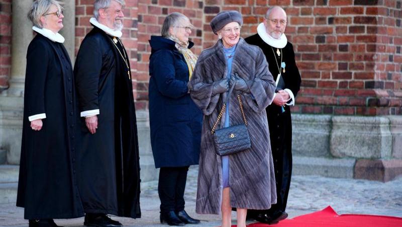 Königin Margrethe II. von Dänemark (2.v.r) auf dem Weg zum Grab ihres Vaters vor der Roskilde-Kathedrale. Königin Margrethe II. von Dänemark (2.v.r) auf dem Weg zum Grab ihres Vaters vor der Roskilde-Kathedrale.