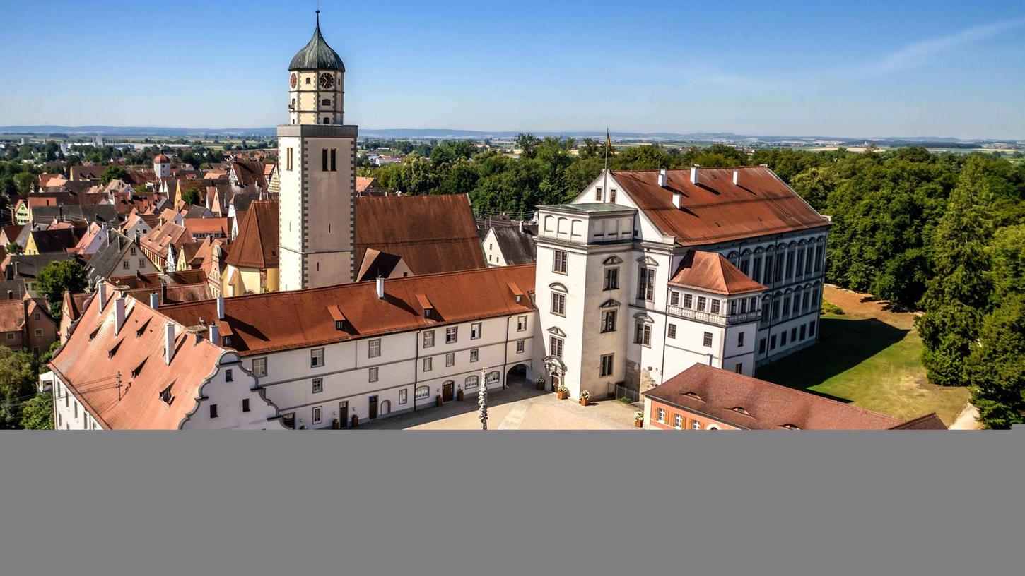 Das Residenzschloss in Oettingen in der Schlosstraße 1 aus der Vogelperspektive. Am Samstag, 15. Januar, findet dort eine Sonderimpfaktion gegen das Coronavirus statt.
Das Residenzschloss in Oettingen in der Schlosstraße 1 aus der Vogelperspektive. Am Samstag, 15. Januar, findet dort eine Sonderimpfaktion gegen das Coronavirus statt.