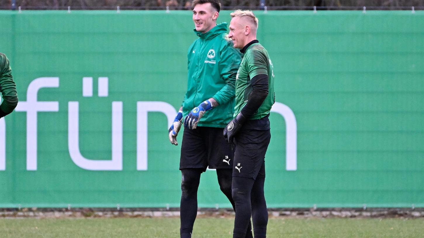 Glückliche Konkurrenten: Am Sonntag wird der etatmäßige Keeper Sascha Burchert (rechts) im Tor stehen, doch der Trainer schwärmt von dessem neuen Herausforderer Andreas Linde.
Glückliche Konkurrenten: Am Sonntag wird der etatmäßige Keeper Sascha Burchert (rechts) im Tor stehen, doch der Trainer schwärmt von dessem neuen Herausforderer Andreas Linde.