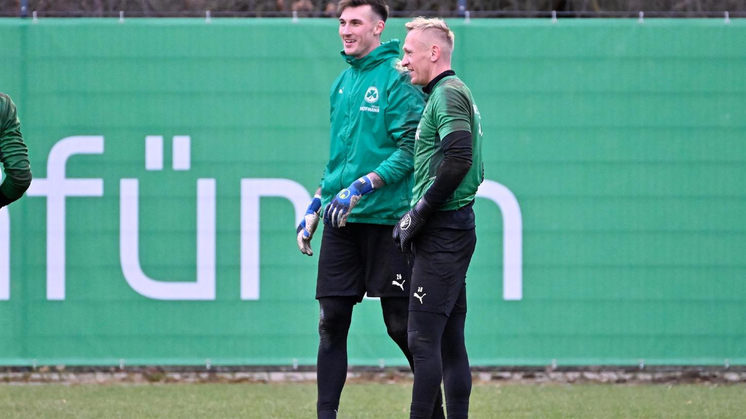 Glückliche Konkurrenten: Am Sonntag wird der etatmäßige Keeper Sascha Burchert (rechts) im Tor stehen, doch der Trainer schwärmt von dessem neuen Herausforderer Andreas Linde.