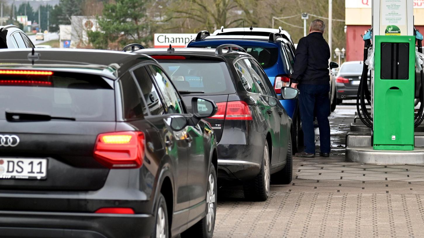 Deutsche Autofahrer tanken an einer Tankstelle in Lubieszyn, da die Kraftstoffpreise in Polen niedriger liegen als in Deutschland.