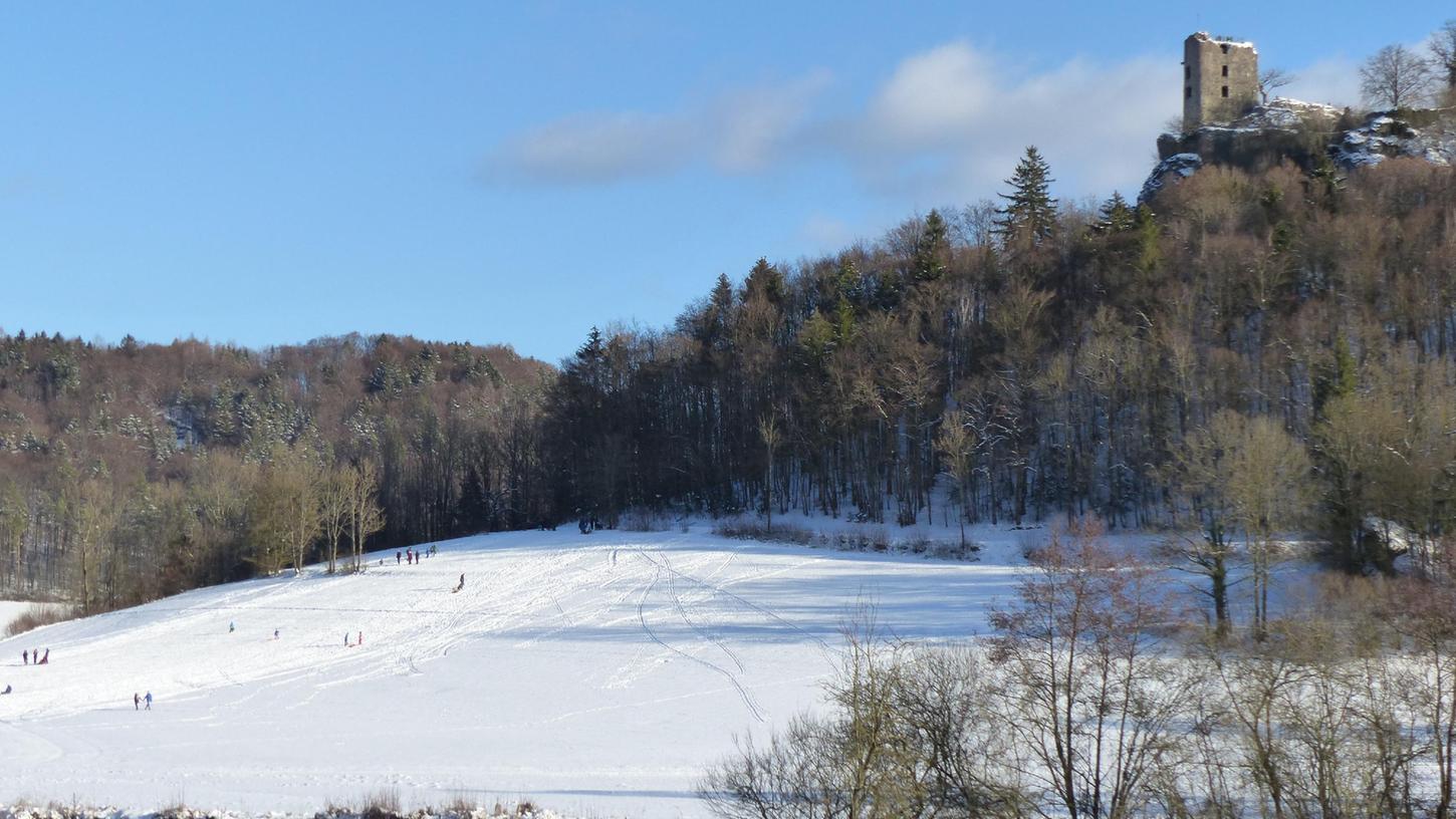 Rodelvergnügen im letzten Winter unterhalb der Ruine Neideck bei Streitberg. Rodelvergnügen im letzten Winter unterhalb der Ruine Neideck bei Streitberg.