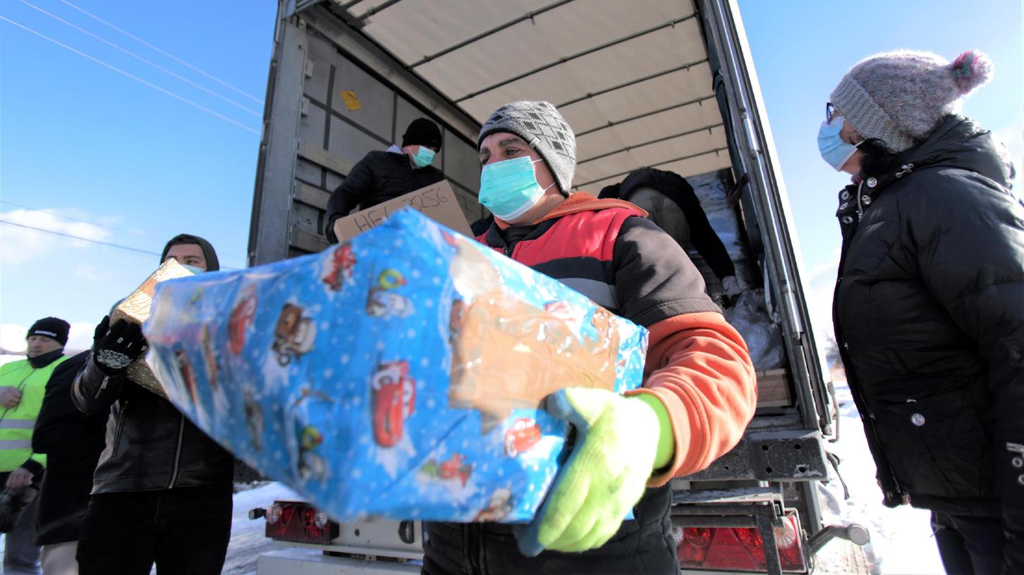 Aus dem Weihnachtstruck: Viele Pakete konnten verteilt werden. Aus dem Weihnachtstruck: Viele Pakete konnten verteilt werden.