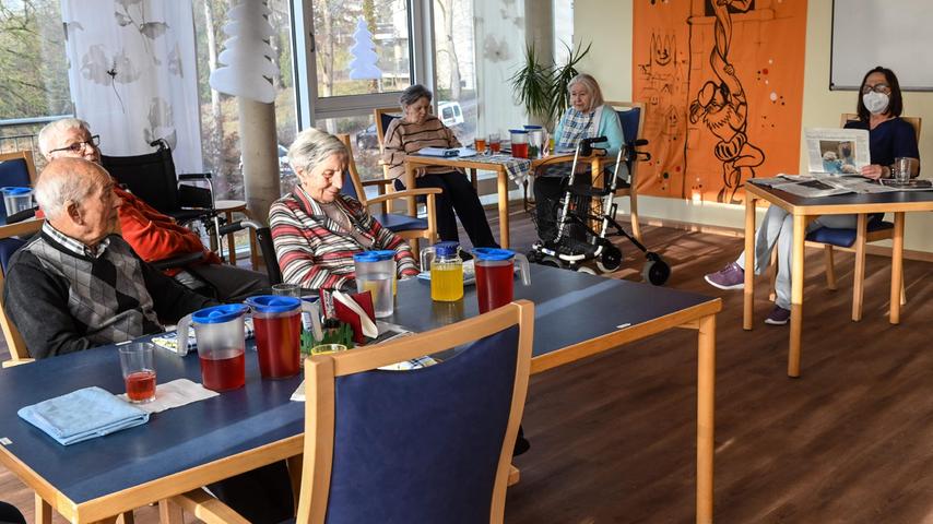 Da hören die Seniorinnen und Senioren gerne zu: Eine Mitarbeiterin liest aus der Tageszeitung vor. Da hören die Seniorinnen und Senioren gerne zu: Eine Mitarbeiterin liest aus der Tageszeitung vor.