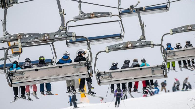 Die tschechischen Ski-Pisten sind voll - währenddessen sieht es in Sachsen ganz anders aus.