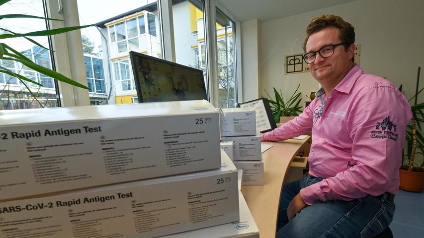 Einen Berg von Schnelltests hat Heimleiter Jochen Misof auf seinem Schreibtisch. Einen Berg von Schnelltests hat Heimleiter Jochen Misof auf seinem Schreibtisch.