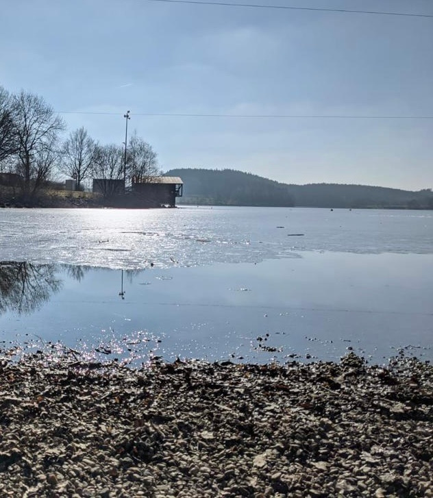 Auch im Winter immer einen Spaziergang wert: Der Untreusee in Hof.
Auch im Winter immer einen Spaziergang wert: Der Untreusee in Hof.