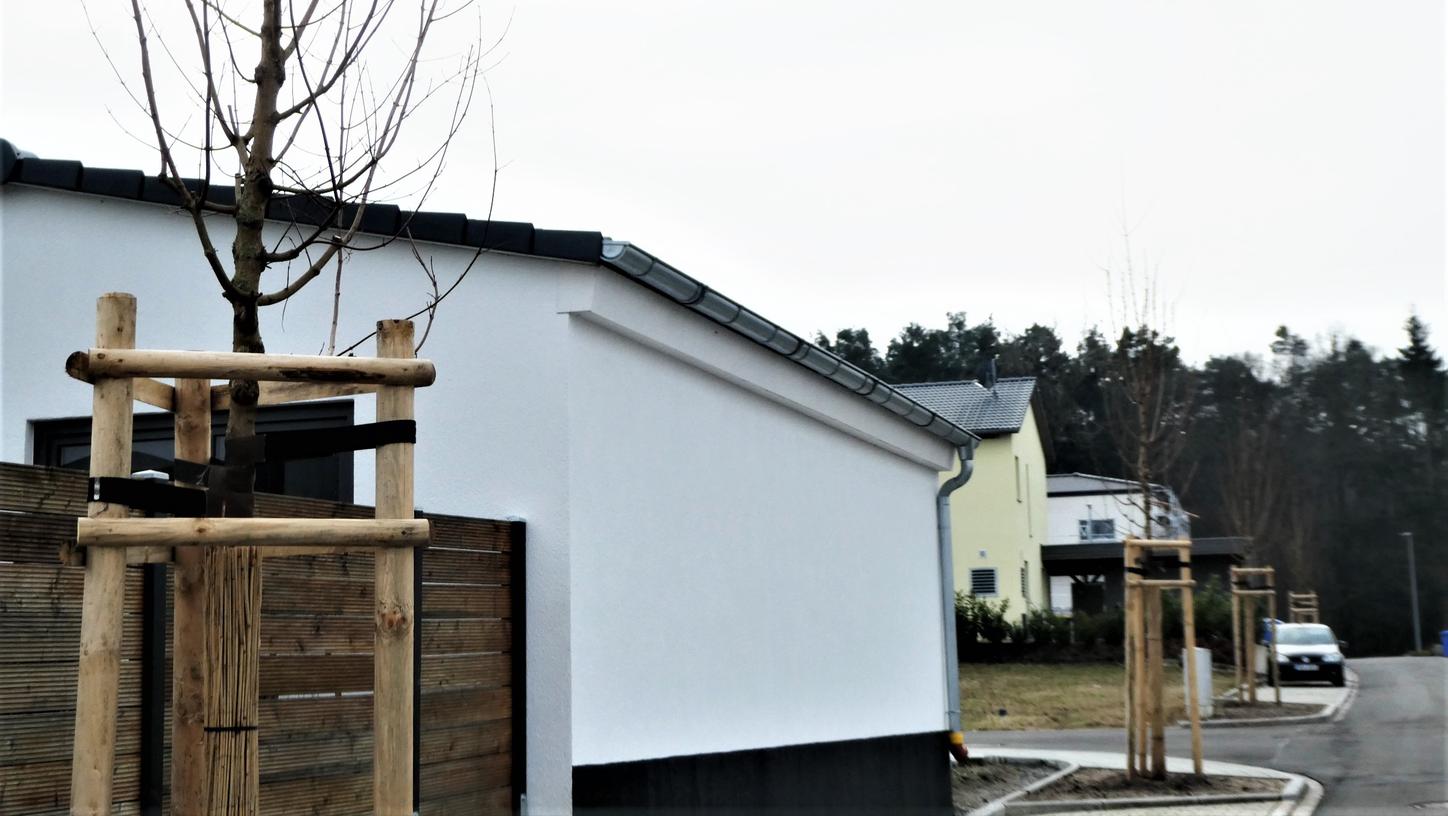 Im Baugebiet „Neustadt Süd“ wurden vom Bauhof zahlreiche Bäume gepflanzt. Säumig sind noch einige Häuslebauer mit dem vorgeschriebenen „Hausbaum“.
Im Baugebiet „Neustadt Süd“ wurden vom Bauhof zahlreiche Bäume gepflanzt. Säumig sind noch einige Häuslebauer mit dem vorgeschriebenen „Hausbaum“.