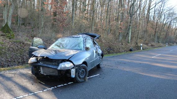 Leicht verletzt: Autofahrer überschlägt sich im Graben