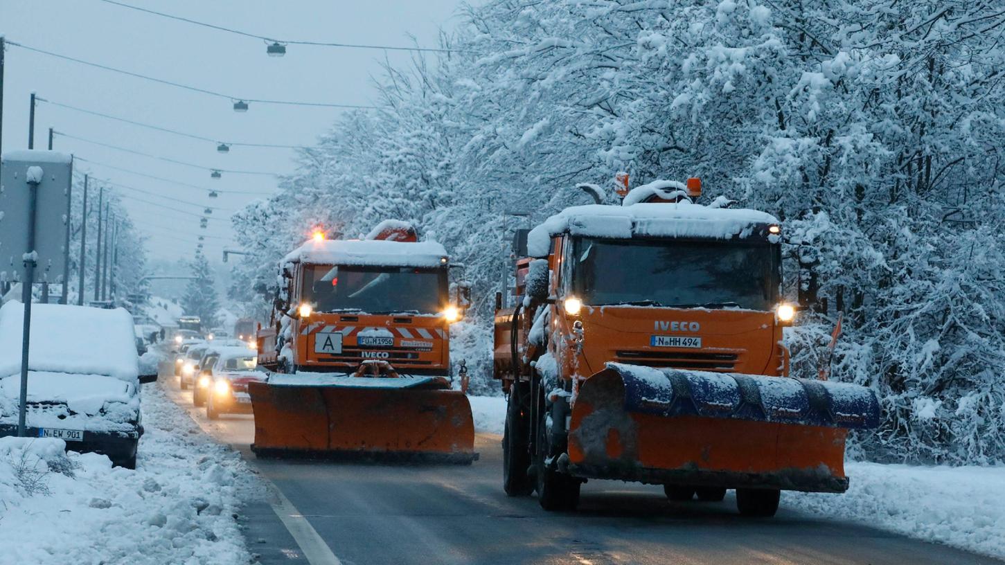 Der Winterdienst hat ein Konzept entwickelt, um auch bei Personalausfällen durch Omikron sichere Straßen gearantieren zu können.
Der Winterdienst hat ein Konzept entwickelt, um auch bei Personalausfällen durch Omikron sichere Straßen gearantieren zu können.