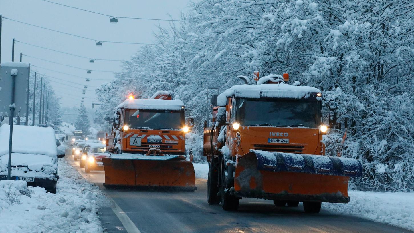 Der Winterdienst hat ein Konzept entwickelt, um auch bei Personalausfällen durch Omikron sichere Straßen gearantieren zu können.