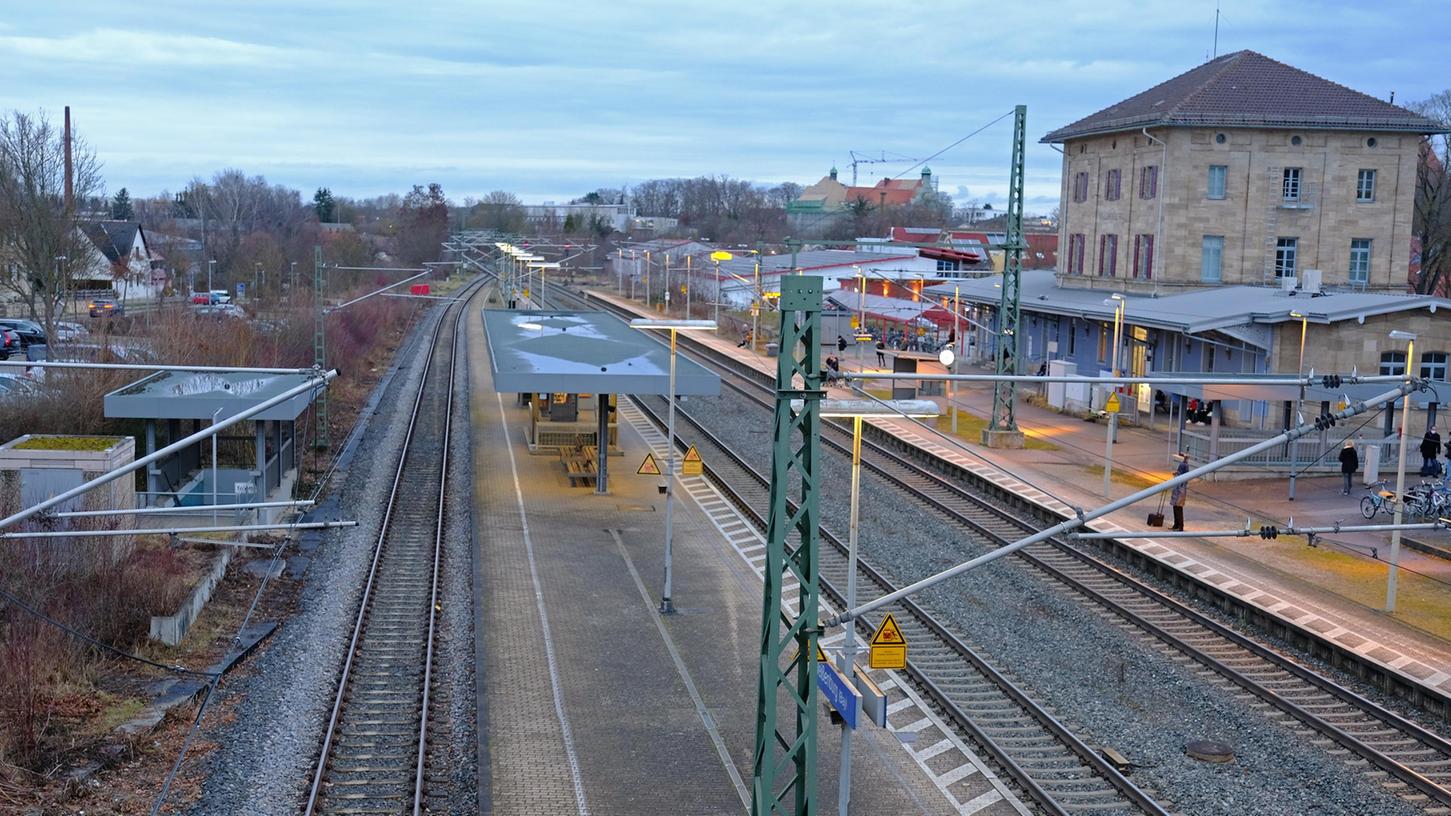 Die Freien Wähler im Stadtrat lehnen den CSU-Vorschlag eines Reisendenübergangs  über Gleis 4 am Weißenburger Bahnhof ab. Sie favorisieren weiterhin einen  Ausbau mit Aufzügen und bringen erneut die Idee eines Aufzuges von der  Bahnbrücke hinab auf den Bahnsteig ins Spiel.