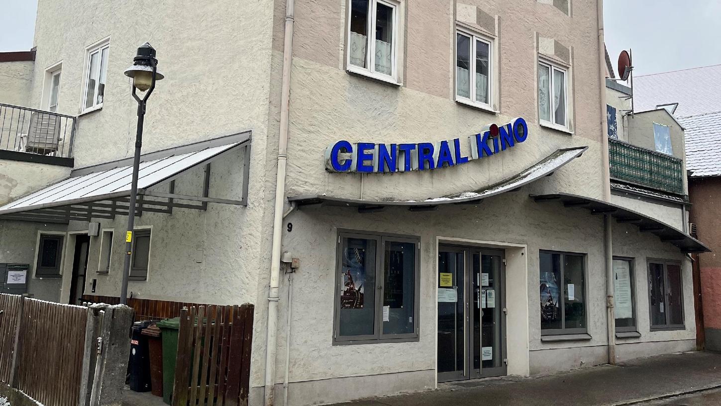 Das Treuchtlinger Kino „Central“ hält sich aktuell nur aufgrund treuer Stammkunden und der Corona-Finanzspritzen. Insbesondere weil es ein Ein-Saal-Kino ist, hat es Probleme.
Das Treuchtlinger Kino „Central“ hält sich aktuell nur aufgrund treuer Stammkunden und der Corona-Finanzspritzen. Insbesondere weil es ein Ein-Saal-Kino ist, hat es Probleme.