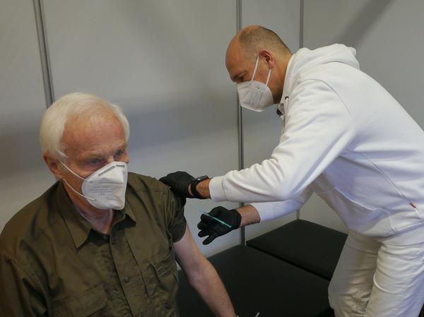 Dr. Volker Rösch (rechts) ist Leiter des Schwabacher Impfzentrums und niedergelassener Arzt mit zwei Praxen in Schwabach und Wassermungenau.
Dr. Volker Rösch (rechts) ist Leiter des Schwabacher Impfzentrums und niedergelassener Arzt mit zwei Praxen in Schwabach und Wassermungenau.