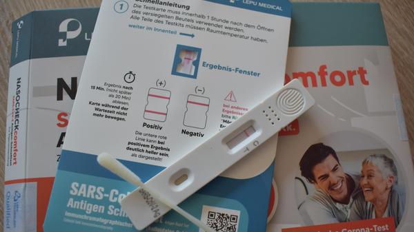 Getragene Masken und kontaminierte Selbsttest müssen in den Restmüll, um dann unter hohen Gradzahlen verbrannt zu werden. Die Verpackungen der Tests können je nach Material aber in der Gelben Tonne oder im Papiermüll entsorgt werden.