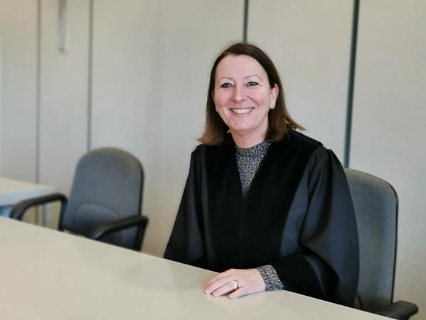 Schwabachs neue Amtsgerichts-Direktorin Christine Wehrer an ihrem künftigen Arbeitsplatz.