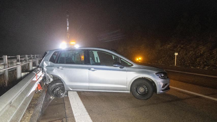 Die 46-jährige Fahrerin eines VW wollte zur gleichen Zeit ein Streufahrzeug überholen und wechselte ebenfalls auf die linke Spur.