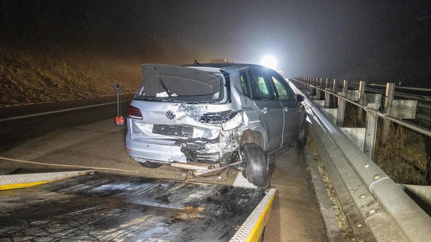 A73 war mehrere Stunden gesperrt: Sportwagen kracht in VW und Streufahrzeug