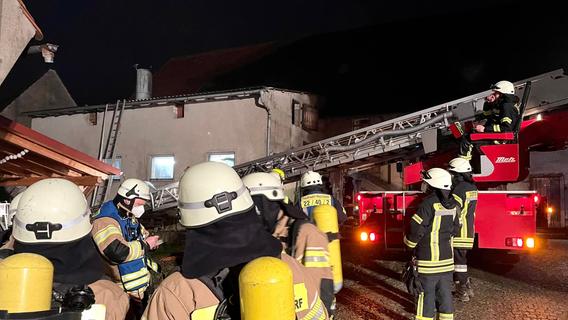 Gro-aufgebot-der-Feuerwehren-wurde-wegen-Scheunenbrand-in-Dutendorf-alarmiert