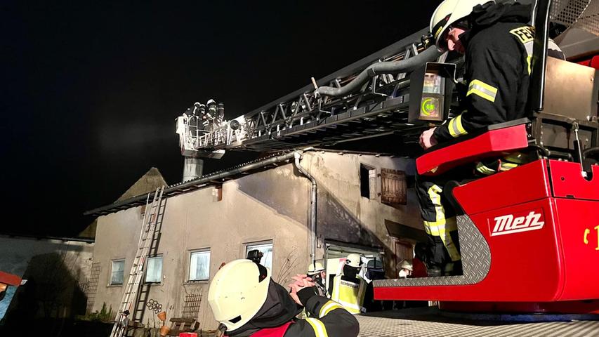 Als die ersten Einheiten der Feuerwehr an der Einsatzstelle kurz nach 22 Uhr eintrafen, stellten die Einsatzkräfte den Brand eines Rauchabzugskamins in einer Scheune fest.