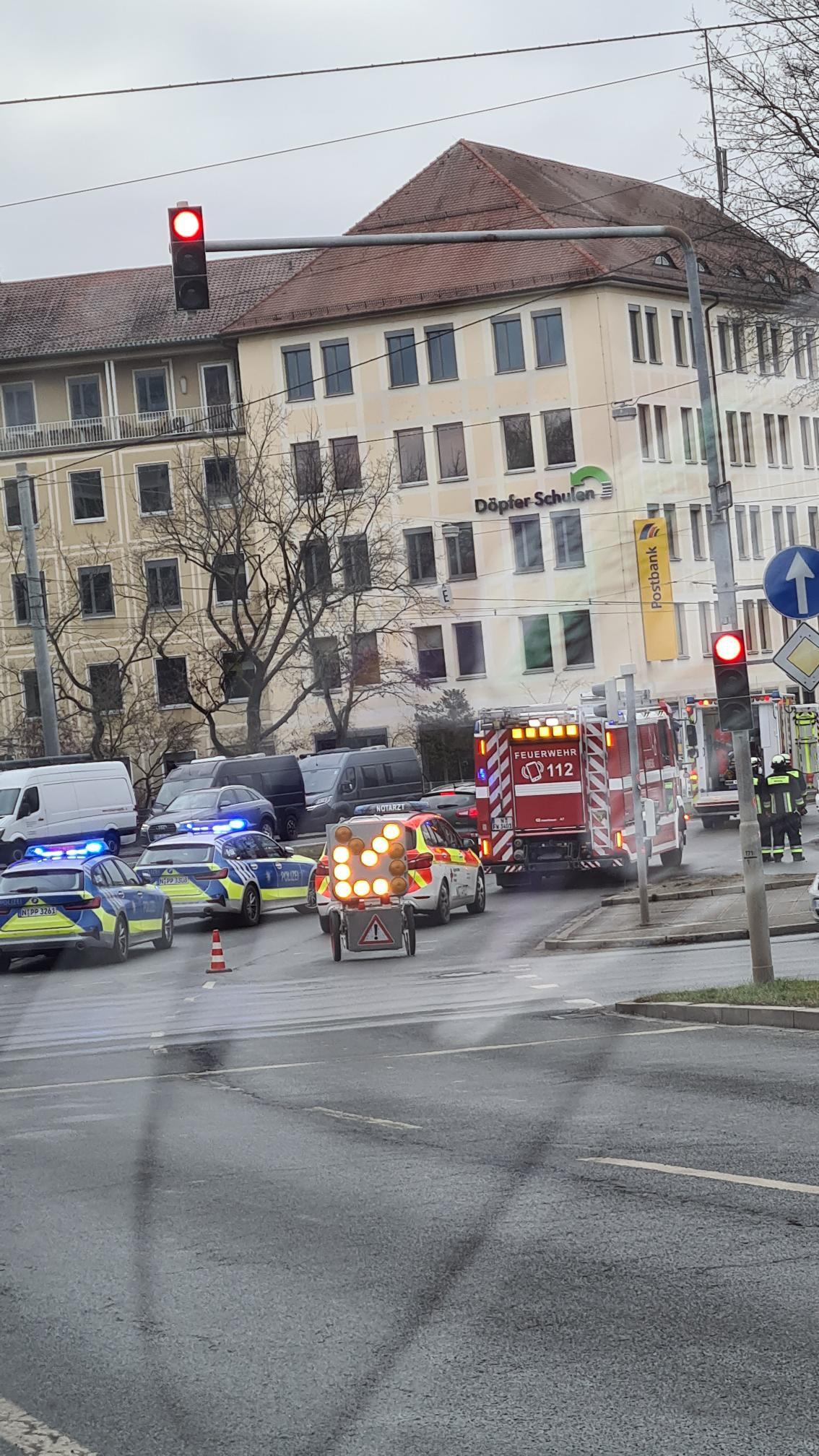 Am Nürnberger Rathenauplatz staut sich der Verkehr wegen eines Unfalls. Am Nürnberger Rathenauplatz staut sich der Verkehr wegen eines Unfalls.
