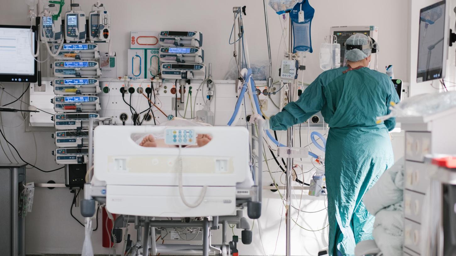 Vor allem junge Leuten stecken sich aktuell verstärkt mit der Omikron-Variante an. Da sie eher milde Verläufe haben, ist die Welle auf den Intensivstationen noch nicht angekommen.
Vor allem junge Leuten stecken sich aktuell verstärkt mit der Omikron-Variante an. Da sie eher milde Verläufe haben, ist die Welle auf den Intensivstationen noch nicht angekommen.