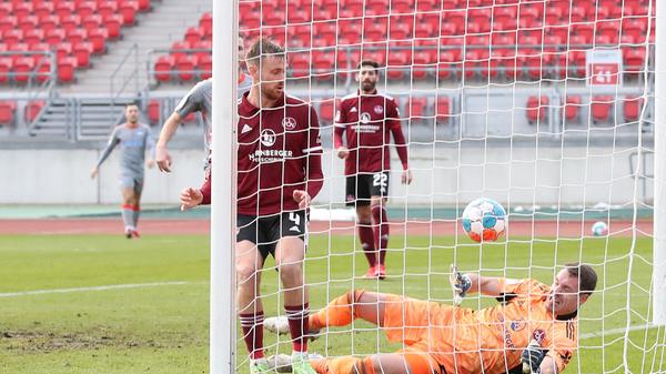 <p>Hätte mit letzter Entschlossenheit vielleicht noch das 0:2 verhindern können, blieb aber nach Felix Plattes Kopfball im ersten Gang. Einer von nicht wenigen in der Nürnberger Mannschaft, die es wohl mit 70, 80 Prozent richten wollten. Hätte auch persönlich besser abgeschnitten, wenn er in der letzten Sekunde noch das 2:2 gemacht hätte. <strong>Note: 5,0</strong></p>