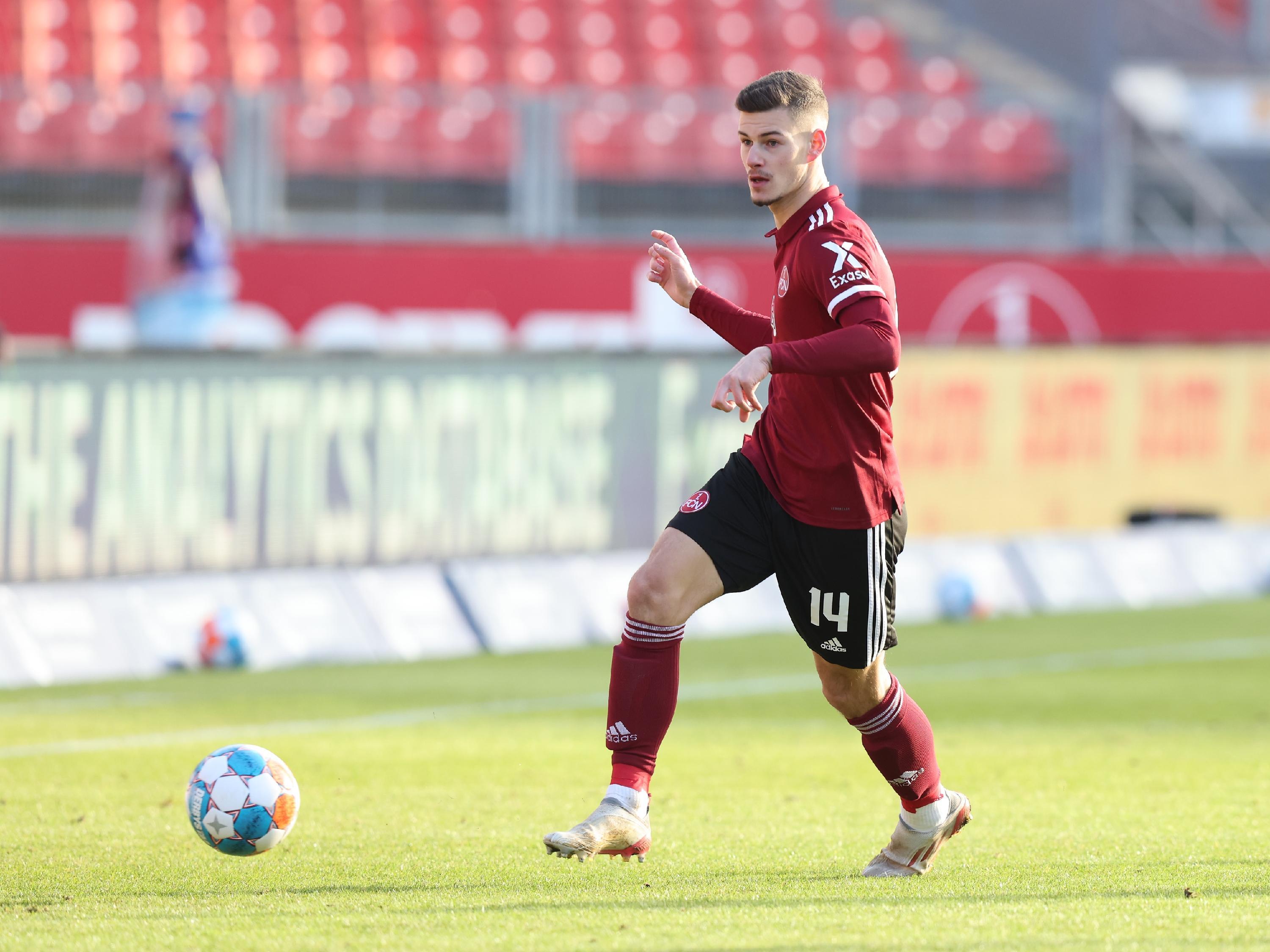 <p>Der „Aggressive Leader“ saß zunächst auf der Bank. Das merkte man dem Spiel des 1. FC Nürnberg auch durchaus an. Mit Krauß nach knapp einer Stunde wurde es zwar nur unwesentlich besser, trotzdem empfahl er sich auch wegen Johannes Geis‘ enttäuschender Leistung für die Startelf in Düsseldorf. <strong>Note: 3,5</strong></p>
