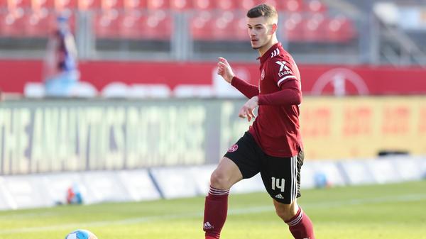 <p>Der „Aggressive Leader“ saß zunächst auf der Bank. Das merkte man dem Spiel des 1. FC Nürnberg auch durchaus an. Mit Krauß nach knapp einer Stunde wurde es zwar nur unwesentlich besser, trotzdem empfahl er sich auch wegen Johannes Geis‘ enttäuschender Leistung für die Startelf in Düsseldorf. <strong>Note: 3,5</strong></p>