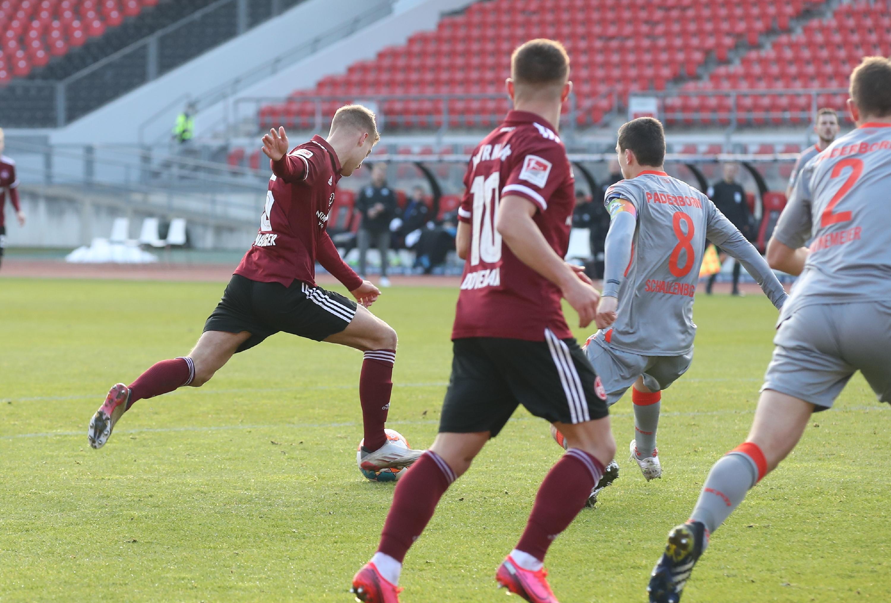 <p>Zunächst mit Ball umtriebig, ohne Akzente zu setzen. Sollte offenbar Philipp Klements Kreise einengen. Paderborns Spielmacher machte mit ihm häufig, was er wollte. Durchlief gleich drei Positonen: rechtes und defensives Mittelfeld, in der Schlussphase linker Verteidiger. <strong>Note: 3,5</strong></p>
