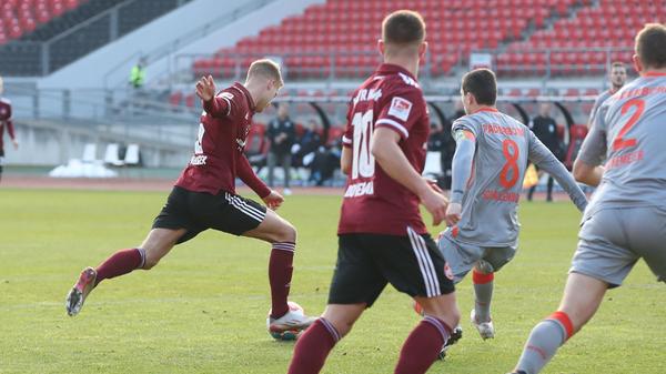 <p>Zunächst mit Ball umtriebig, ohne Akzente zu setzen. Sollte offenbar Philipp Klements Kreise einengen. Paderborns Spielmacher machte mit ihm häufig, was er wollte. Durchlief gleich drei Positonen: rechtes und defensives Mittelfeld, in der Schlussphase linker Verteidiger. <strong>Note: 3,5</strong></p>