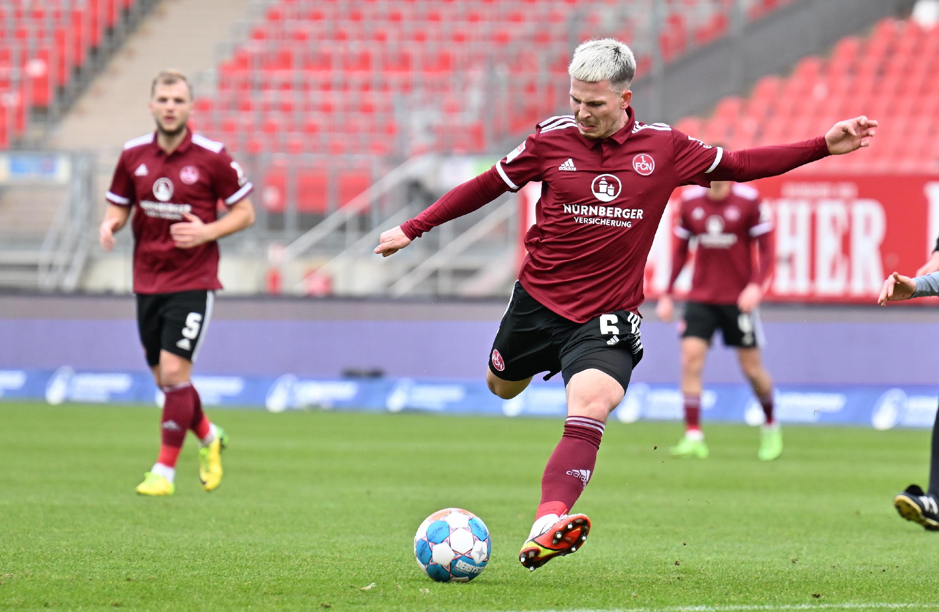 <p>Noch der Auffälligste in einer unauffälligen Elf. Nach Enrico Valentinis Auswechslung rechter Verteidiger, davor im linken und defensiven Mittelfeld. Der Einzige mit richtig Tempo am Ball. <strong>Note: 3,0</strong></p>
