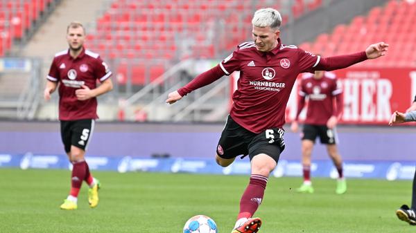 <p>Noch der Auffälligste in einer unauffälligen Elf. Nach Enrico Valentinis Auswechslung rechter Verteidiger, davor im linken und defensiven Mittelfeld. Der Einzige mit richtig Tempo am Ball. <strong>Note: 3,0</strong></p>